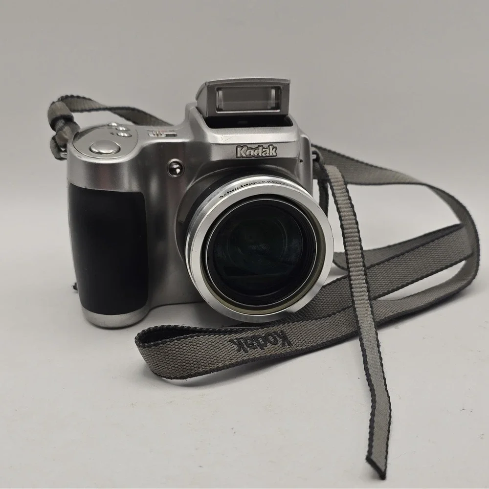 Kodak EasyShare Z710 7.1MP Point & Shoot 10x Optical Zoom Silver & Case NOT WRKG